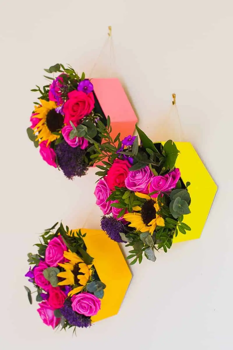 FAÇA ESTAS CAIXAS DE FLORES HEXÁGONAS PARA DAR UM TOQUE DE COR À SUA PAREDE!