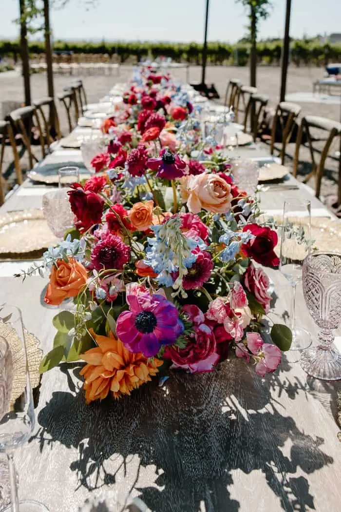 De bloemen versterkten de natuurlijke schoonheid van de achtergrond